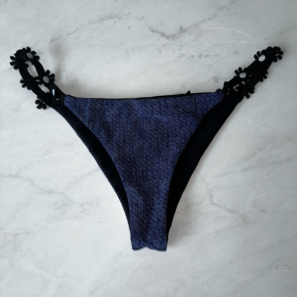 Mandalynn Daisy Trim Swimsuit Bikini Bottom Blue Size Small - Picture 1 of 6